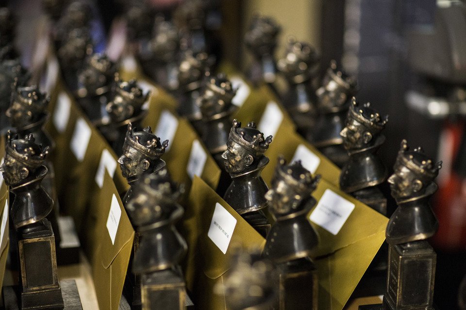 287. Award Statuettes. Olivier Awards 2013. Credit David Levene. LOW RES WEB USE ONLY emvz6s
