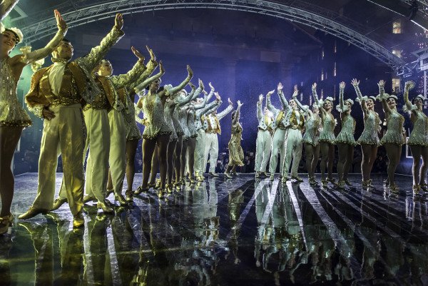 The cast of 42nd Street performing at the Covent Garden lights switch-on (Photo: Timebased)