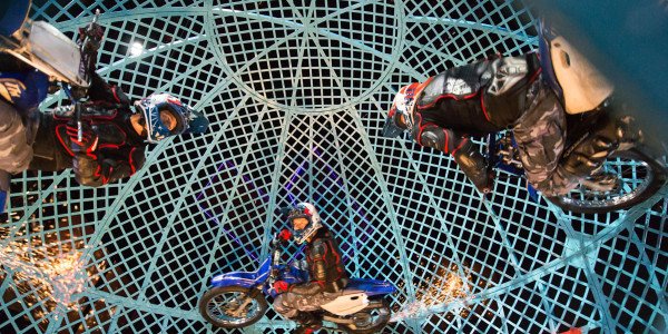 The Globe of Death by the Lucius Troupe in Cirque Berserk! (Photo: Piet Hein)