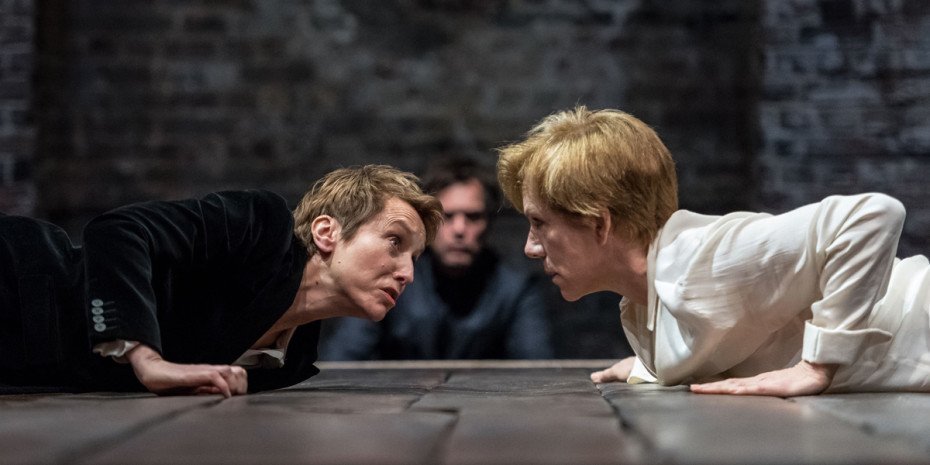Lia Williams as Elizabeth I and Juliet Stevenson as Mary Stuart credit Manuel Harlan lgklls