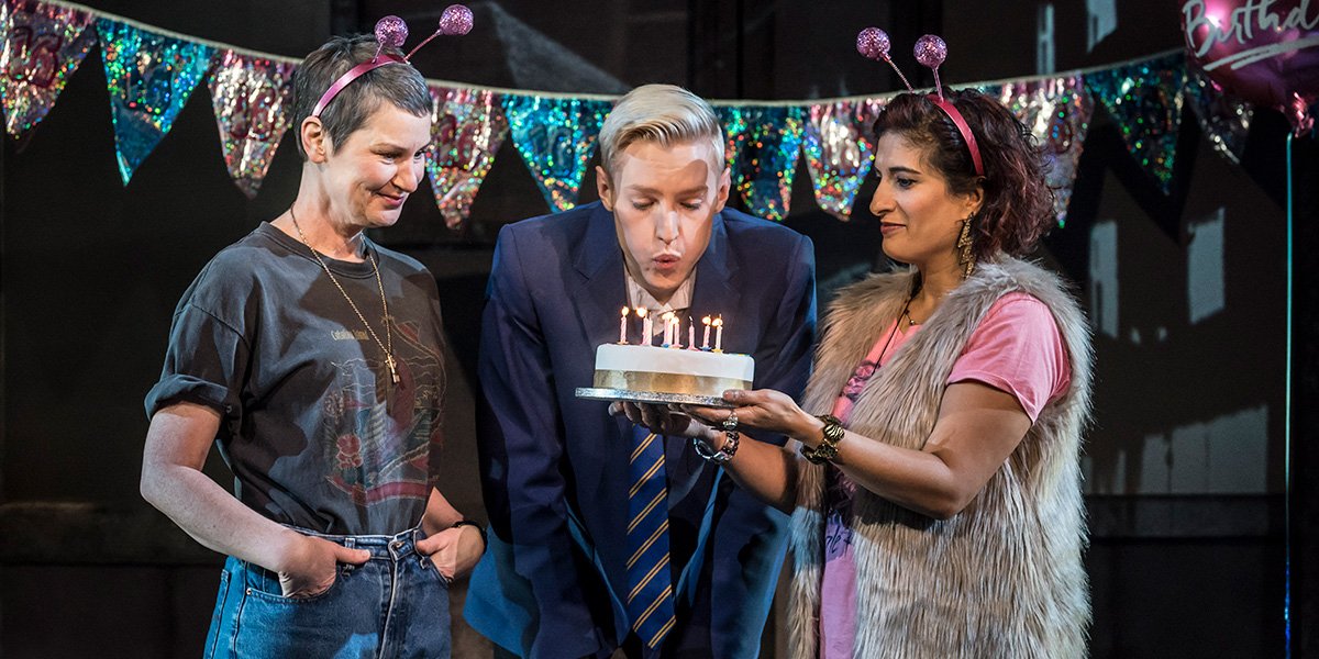 Josie Walker John McCrea and Mina Anwar c Johan Persson 2 oqde2i