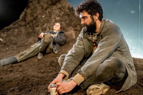 Ria Zmitrowicz & Alec Secareanu in Gundog (Photo: Manuel Harlan)