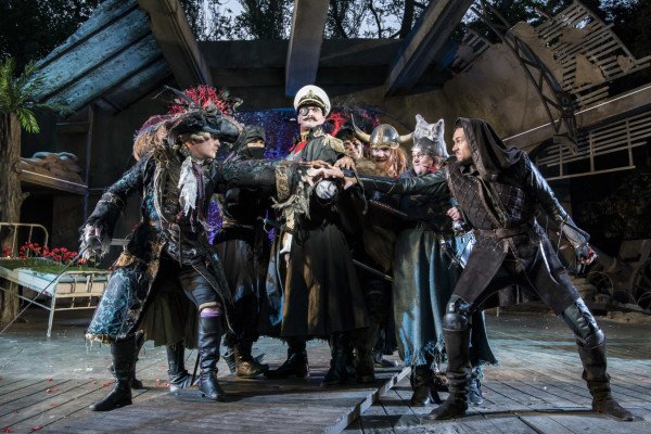 Dennis Herdman as Hook with the Pirates - Photo Johan Persson