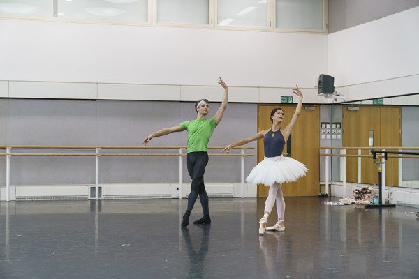 Matthew Ball and Mayara Magri in rehearsal for La Bayadère (Photo: Bill Cooper)