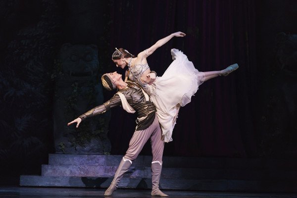 La Bayadère. Vadim Muntagirov as Solor and Marianela Nuñez as Nikiya. ©ROH, 2018. Photographed by Bill Cooper.