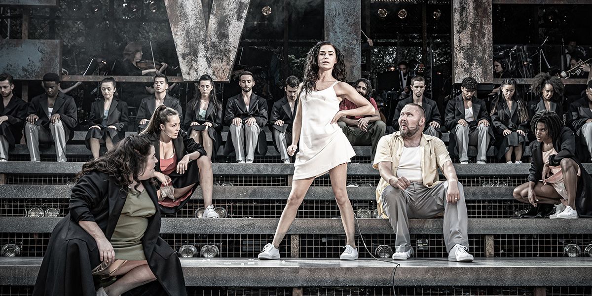 Samantha Pauly as Eva Per%C3%B3n Trent Saunders as Che Adam Pearce as August%C3%ADn Magaldi and Company. Photo Marc Brenner utlieq