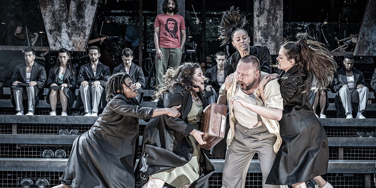 Trent Saunders as Che Adam Pearce as August%C3%ADn Magaldi and Company. Photo Marc Brenner b6gpoz