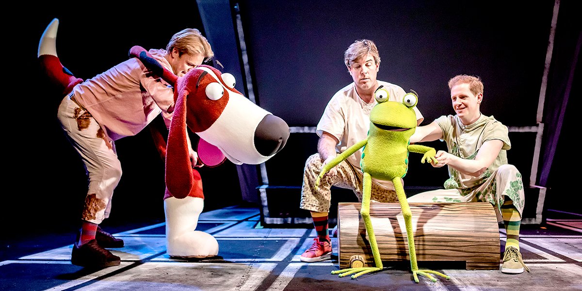 L R Darren Seed as Dog Simon Yadoo John Winchester as Frog in Oi Frog Friends Pamela Raith Photography nyzrbd