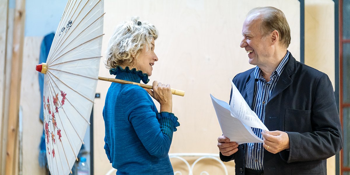 Issy van Randwyck & Adrian Edmondson. Photo by Manuel Harlan.