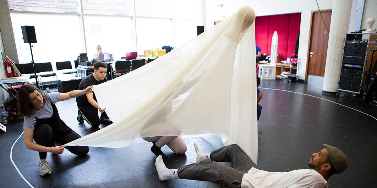 Cast in Hamlet rehearsals at National Theatre Ellie Kurttz 090 jpl2uq