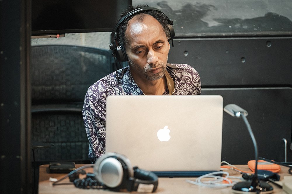 10. Composer Tunde Jegede Changing Destiny Rehearsals c Marc Brenner dwj3gu