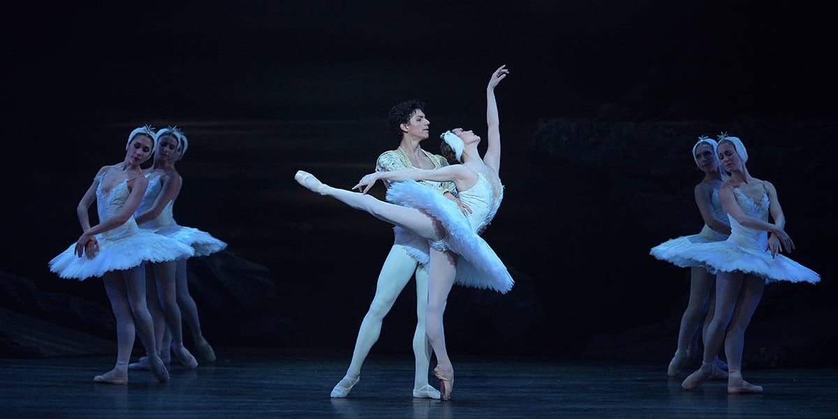 Jurgita Dronina and Isaac Hern%C3%A1ndez in Swan Lake Laurent Liotardo 5 lzudao