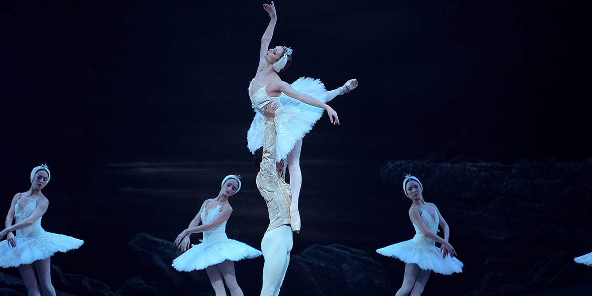 Jurgita Dronina and Isaac Hern%C3%A1ndez in Swan Lake Laurent Liotardo 12 u2p0pf