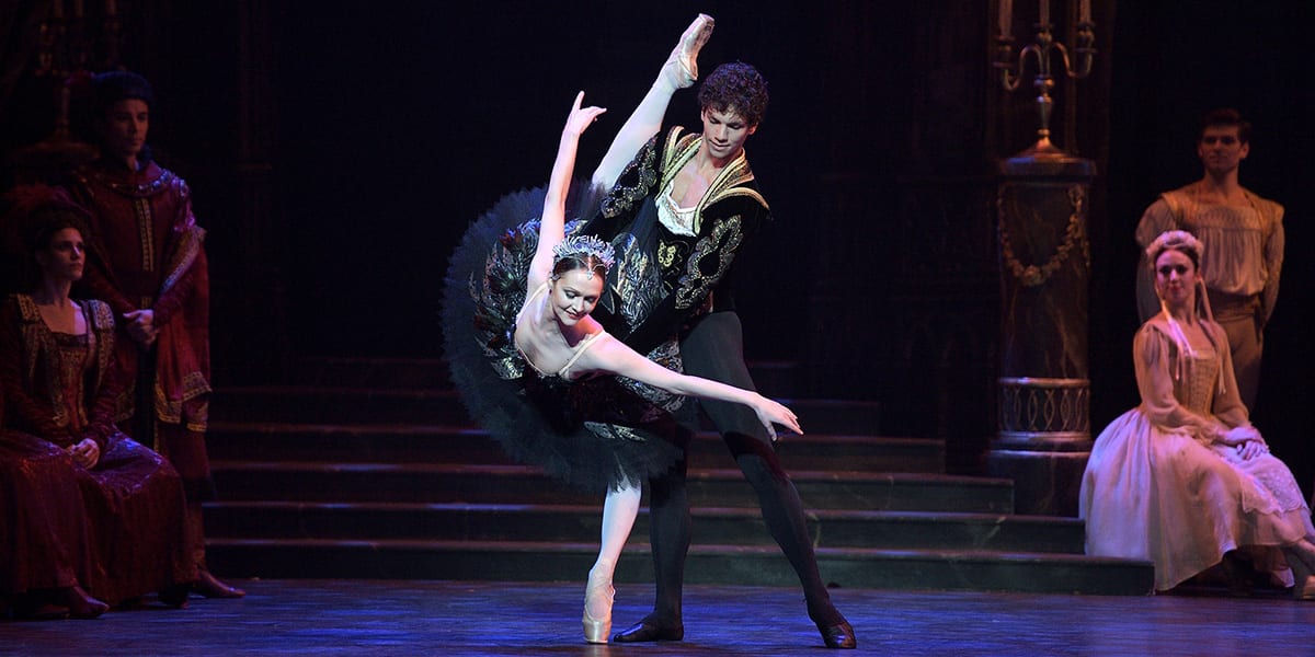 Jurgita Dronina and Isaac Hern%C3%A1ndez in Swan Lake Laurent Liotardo 9 fnte02